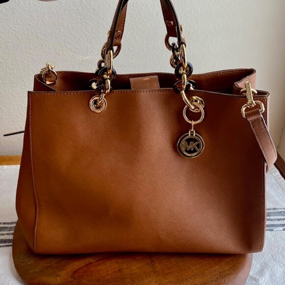 đź’–FLASH SALE Michael Kors Cynthia Medium Satchel Acorn Tan Brown Leather EUC - Picture 2 of 11
